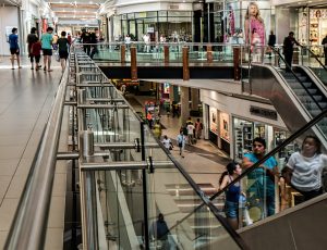 Gente che sale e scende dalle scale mobili di un centro commerciale