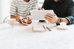 uomo e donna che utilizzano un tablet